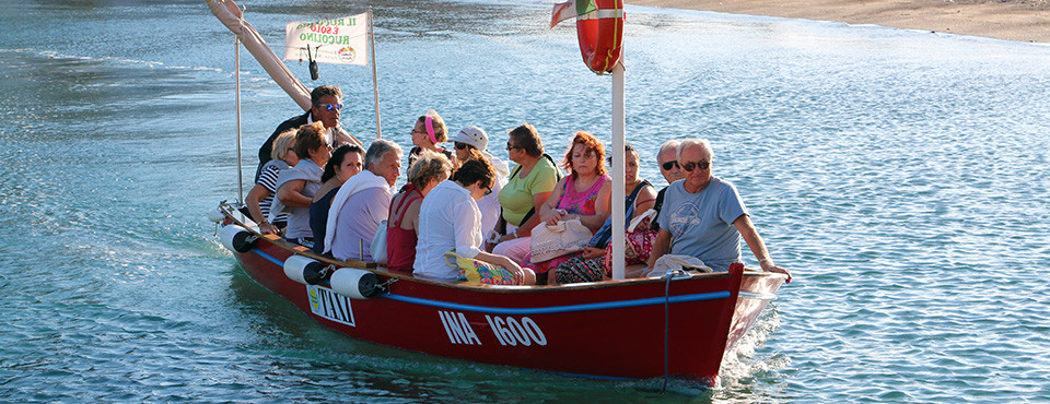Barca con turisti